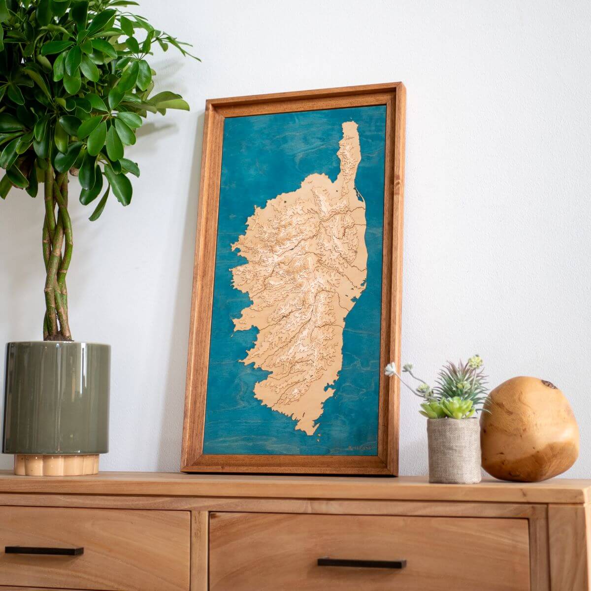 Tableau de la Corse sur une commode d'entrée en bois