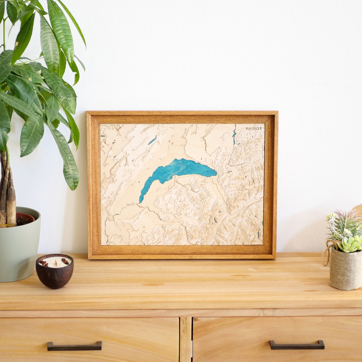 Carte du lac Léman posée sur une commode d'entrée en bois